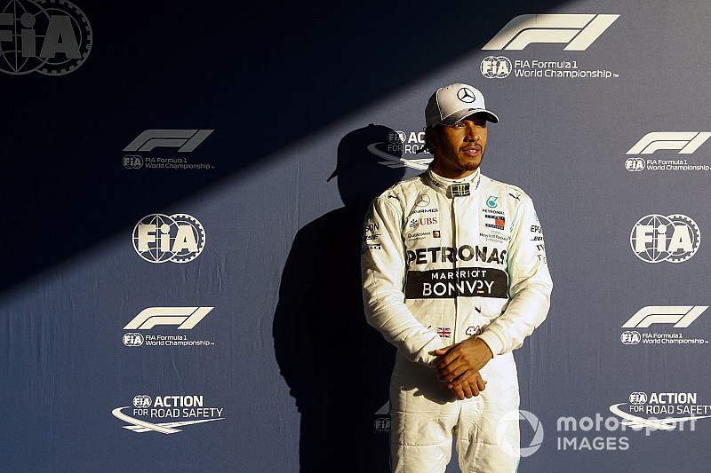 Hamilton critica vaias racistas a jogador inglês pelo Instagram