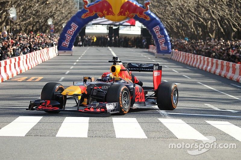 レッドブルF1、いちょう並木を疾走! 東京都内公道初のデモランでファン魅了