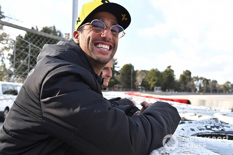 Daniel Ricciardo, Renault F1 Team e Alain Prost, consigliere speciale Renault F1 Team, guardano l'azione da bordo pista