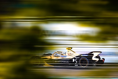 Lotterer roba la pole a Evans tras un regalo del cielo