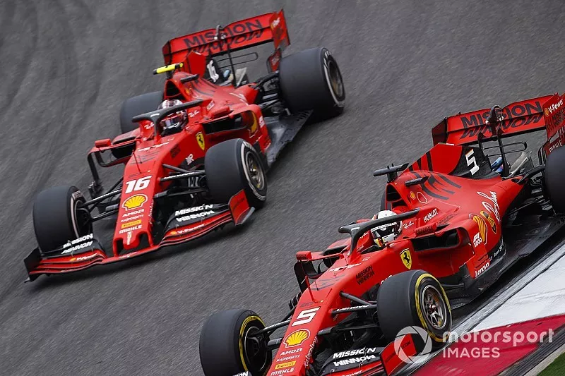 Sebastian Vettel, Ferrari SF90, y Charles Leclerc, Ferrari SF90