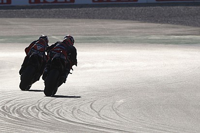 Espargaro nem tud segíteni a csapattársának