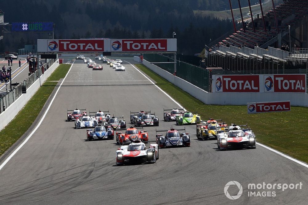 Partenza della gara, #8 Toyota Gazoo Racing Toyota GR010 - Hybrid: Sebastien Buemi, Kazuki Nakajima, Brendon Hartley in testa#7 Toyota Gazoo Racing Toyota GR010 - Hybrid: Mike Conway, Kamui Kobayashi, Jose Maria Lopez and #22 United Autosports USA Oreca 07 - Gibson: Philip Hanson, Fabio Scherer, Filipe Albuquerque 