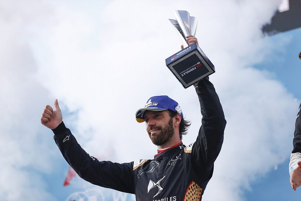 Jean-Eric Vergne, DS Techeetah, deuxième, sur le podium avec son trophée