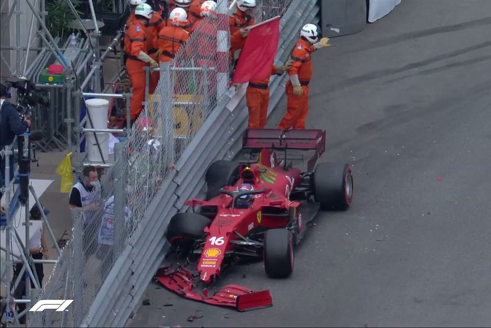 Pole position i kraksa Leclerca