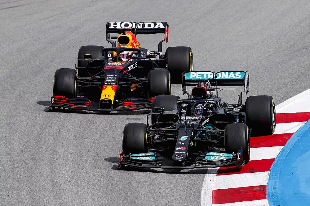 Lewis Hamilton, Mercedes W12 et Max Verstappen, Red Bull Racing RB16B s'affrontent en piste 