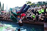 VIDEO: El piscinazo de Sergio Pérez para celebrar en Mónaco