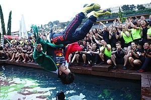 VIDEO: El piscinazo de Sergio Pérez para celebrar en Mónaco