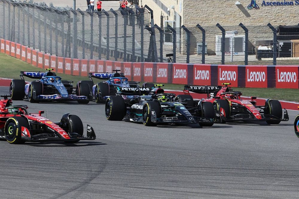 Lando Norris, McLaren MCL60, Charles Leclerc, Ferrari SF-23, Lewis Hamilton, Mercedes F1 W14, Carlos Sainz, Ferrari SF-23, Esteban Ocon, Alpine A523, Pierre Gasly, Alpine A523, en la salida.