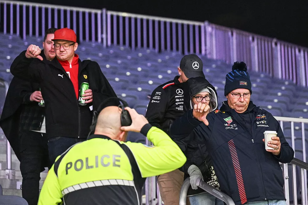 La police &eacute;vacue le public