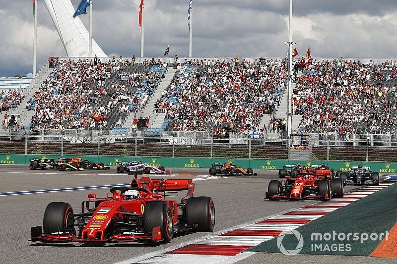 Sebastian Vettel, Ferrari SF90, devant Charles Leclerc, Ferrari SF90, Lewis Hamilton, Mercedes AMG F1 W10, Carlos Sainz Jr., McLaren MCL34, Valtteri Bottas, Mercedes AMG W10 et Lando Norris, McLaren MCL34 au départ