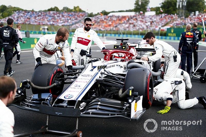 Kimi Raikkonen, Alfa Romeo Racing C38, sur la grille avec les mécaniciens