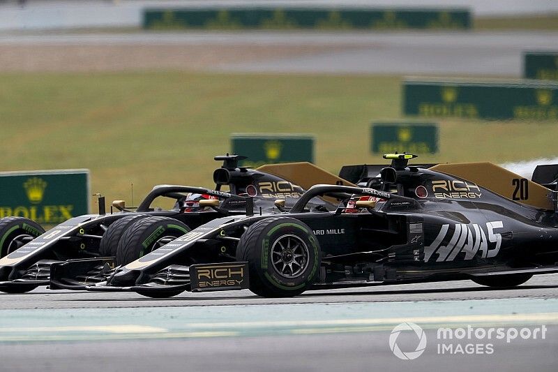 Kevin Magnussen, Haas VF-19 lotta con Romain Grosjean, Haas VF-19