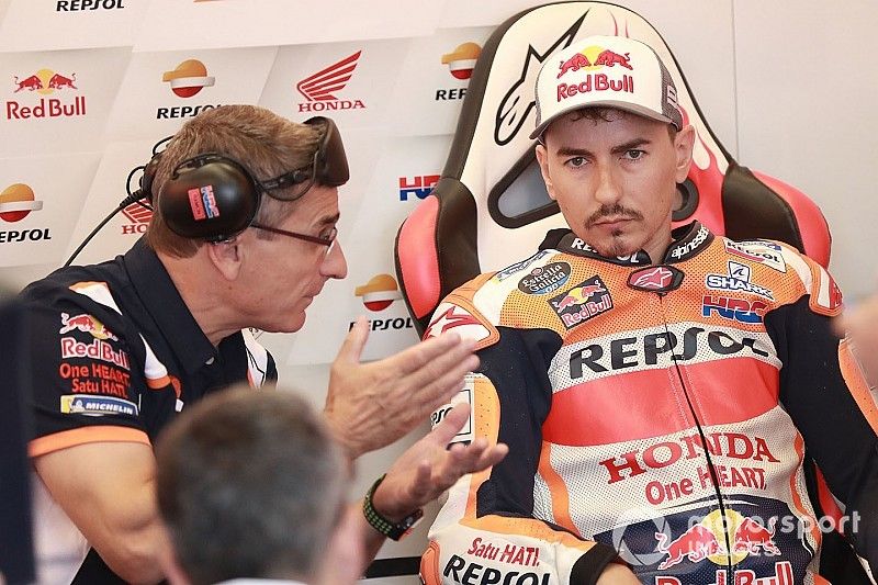 Lorenzo deja el test de Misano con más dolor