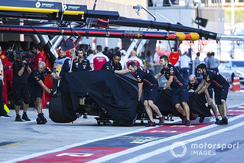 Los mecánicos de Red Bull respaldan a Alex Albon Red Bull RB15 en la sesión de clasificación