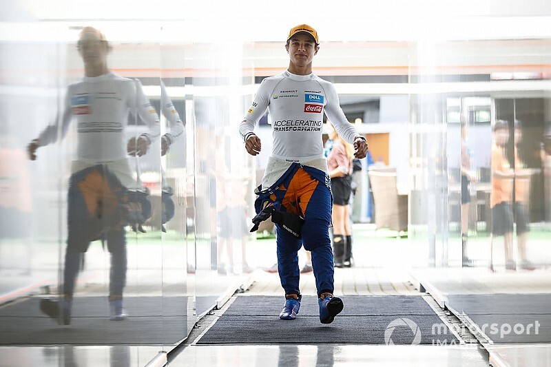 Nagyot húzott a McLaren, ismét: Norris emeli a kalapját