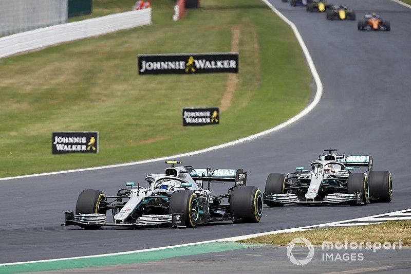 Valtteri Bottas, Mercedes AMG W10 lidera a Lewis Hamilton, Mercedes AMG F1 W10 al inicio