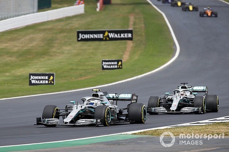 Valtteri Bottas, Mercedes AMG W10 leads Lewis Hamilton, Mercedes AMG F1 W10 at the start of the race 