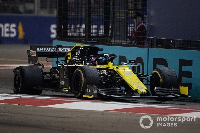 Daniel Ricciardo, Renault F1 Team R.S.19, avec une crevaison