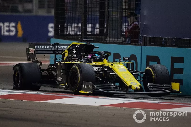 Daniel Ricciardo, Renault F1 Team R.S.19, met een lekke band
