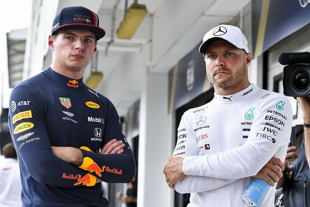 Pole pozisyonu sahibi Max Verstappen, Red Bull Racing ve Valtteri Bottas, Mercedes AMG F1