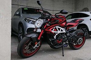 Ezekkel a járművekkel érkeztek meg az F1-es pilóták a Hungaroringre