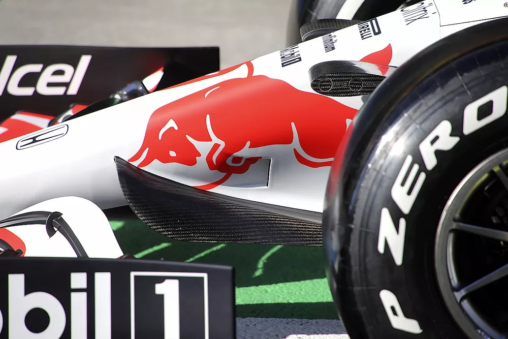 Red Bull Racing RB16B, dettaglio del muso