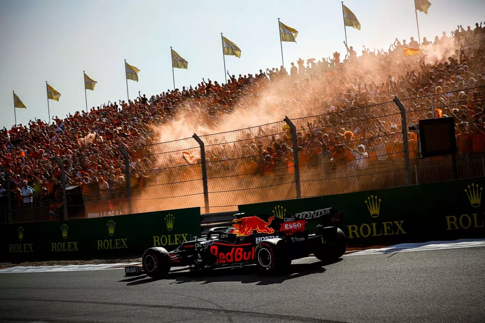 Racewinnaar Max Verstappen, Red Bull Racing RB16B zwaait naar zijn fans