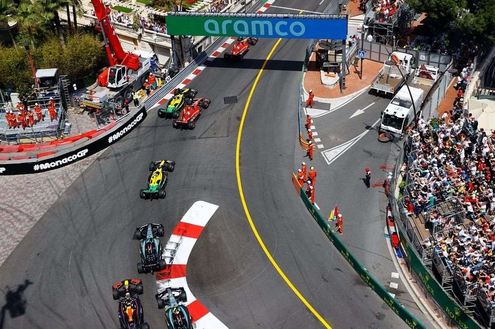 Charles Leclerc, Ferrari SF-24, Oscar Piastri, McLaren MCL38, Carlos Sainz, Ferrari SF-24, Lando Norris, McLaren MCL38, George Russell, Mercedes F1 W15, Max Verstappen, Red Bull Racing RB20, Lewis Hamilton, Mercedes F1 W15, at the start