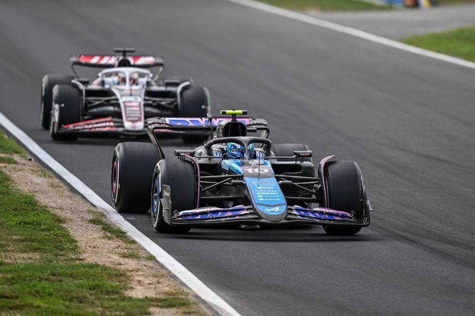 Pierre Gasly, Alpine A524, Kevin Magnussen, Haas VF-24