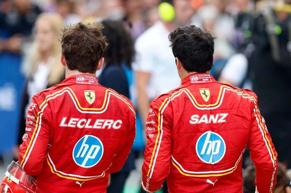 Charles Leclerc, Scuderia Ferrari, Carlos Sainz, Scuderia Ferrari, au Parc Ferme 