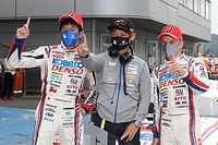 39号車DENSO、“ファンの前”で今季初優勝。中山「ガス欠でライト点滅しそこねた」