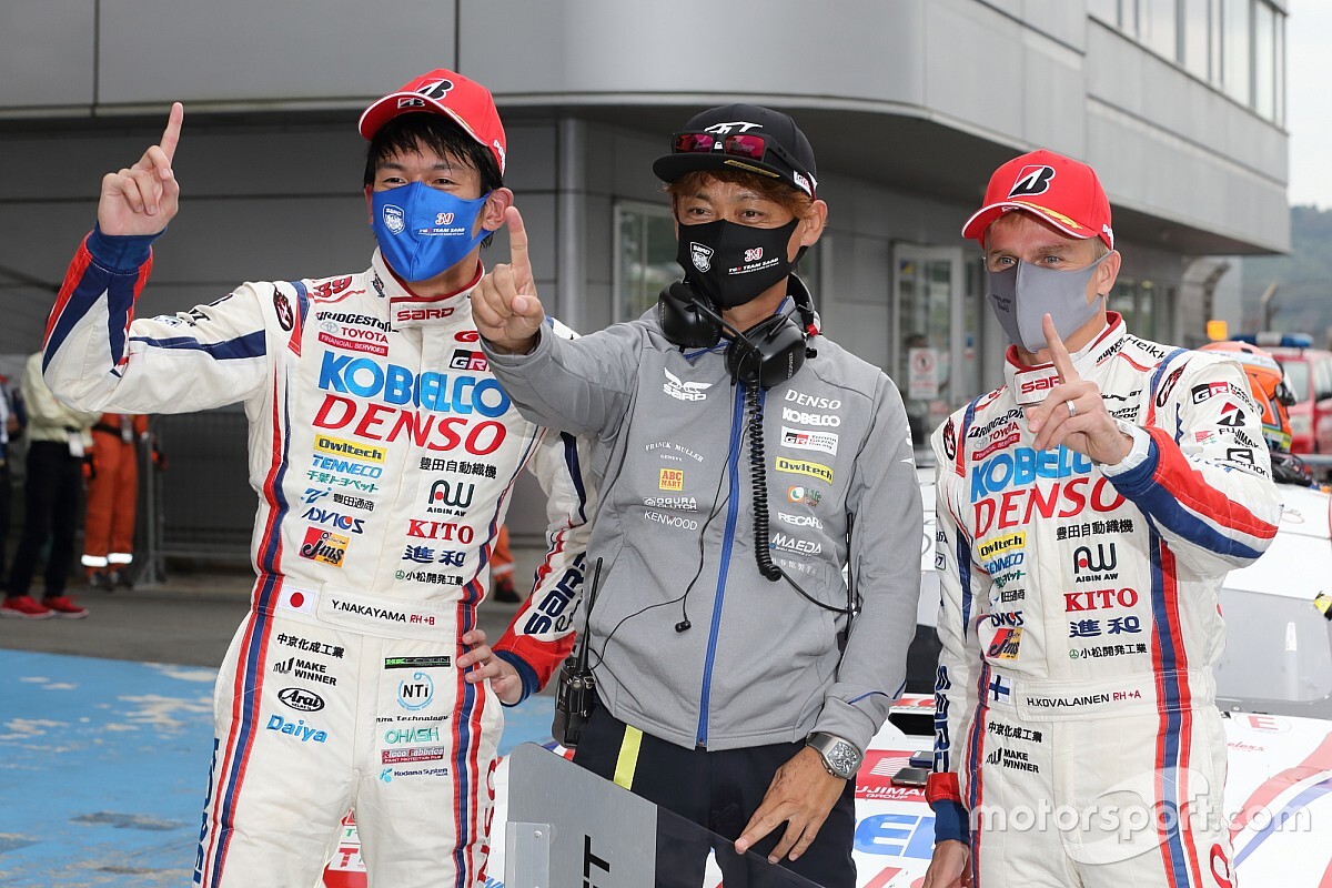 39号車DENSO、“ファンの前”で今季初優勝。中山「ガス欠でライト点滅しそこねた」