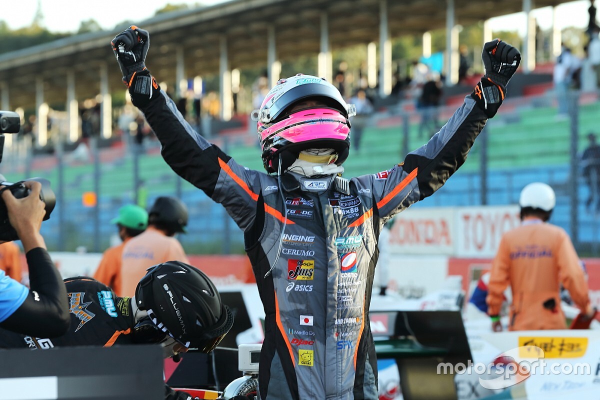 「正直、心が折れかけていた……」坪井翔、予選クラッシュから見事に挽回し涙の初V