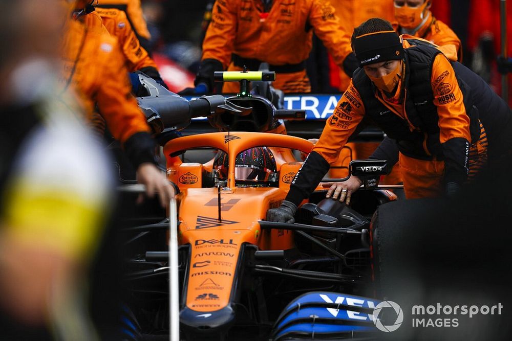 Lando Norris, McLaren MCL35, est emmenée sur la grille par ses mécaniciens