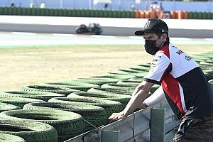 Crutchlow se rompe el tobillo en un resbalón tras hacerse la prueba PCR
