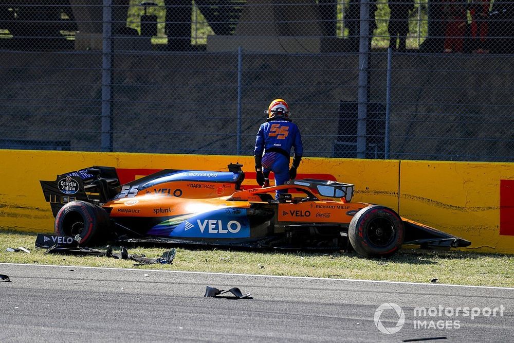 Carlos Sainz Jr., McLaren, descend de sa voiture endommagée