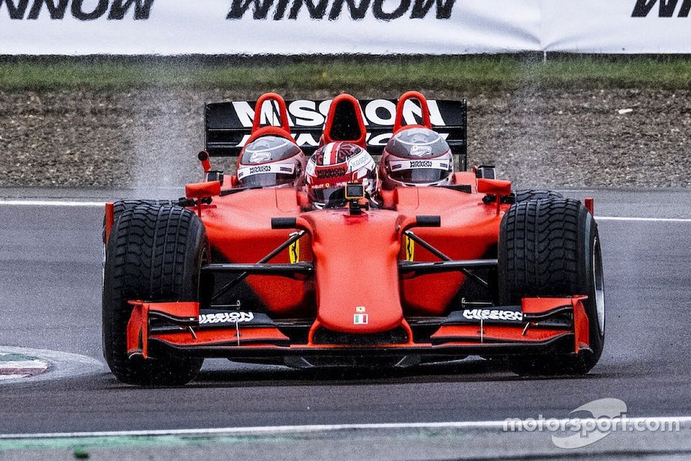 Fotos: Charles Leclerc im Formel-1-Dreisitzer von Ferrari