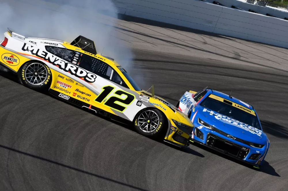 Ryan Blaney, Team Penske Ford; Kyle Larson, Hendrick Motorsports Chevrolet
