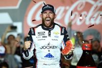 NASCAR Charlotte: Chastain hace historia ganando en remontada, Suárez fuera en accidente