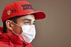 Charles Leclerc különleges sisakfestéssel áll rajthoz a hétvégén (kép)