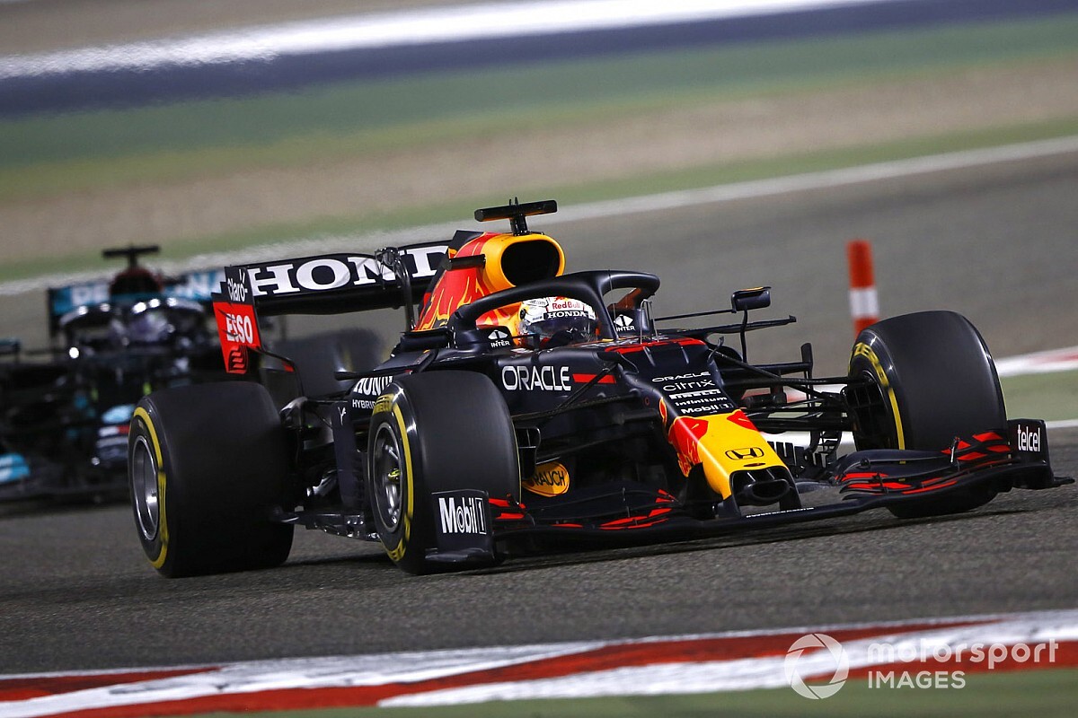 Verstappen elmagyarázta, miért pont ott engedte el Hamiltont