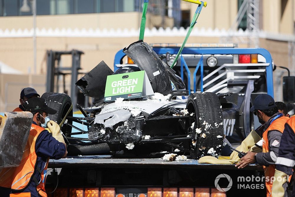 Auto danneggiata di Edoardo Mortara, Venturi Racing, Silver Arrow 02, su un camion dopo l'incidente