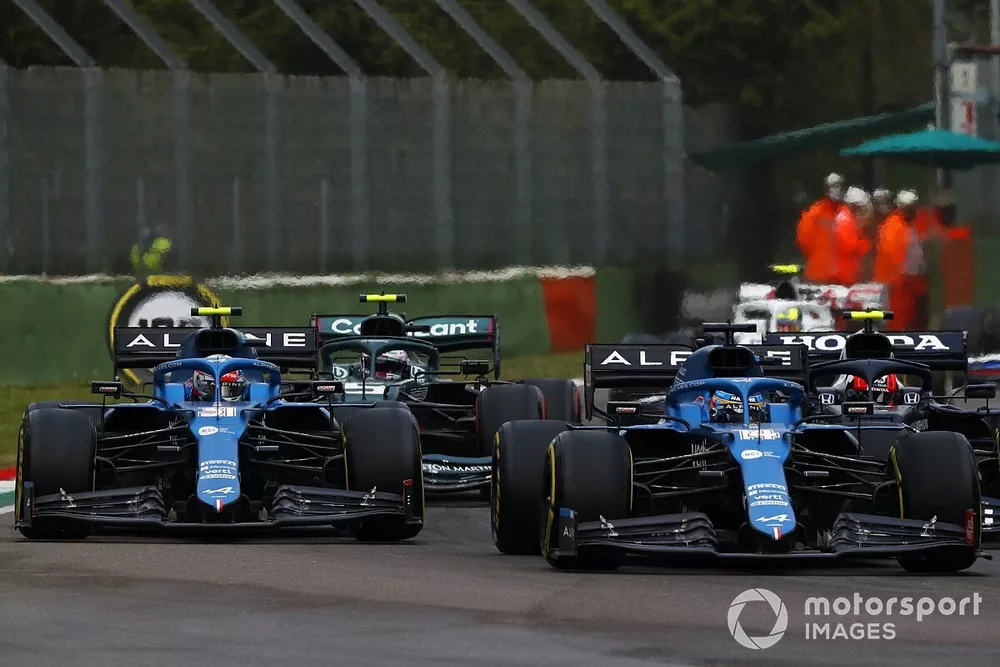 Fernando Alonso, Alpine A521, se bat avec Esteban Ocon, Alpine A521, au restart