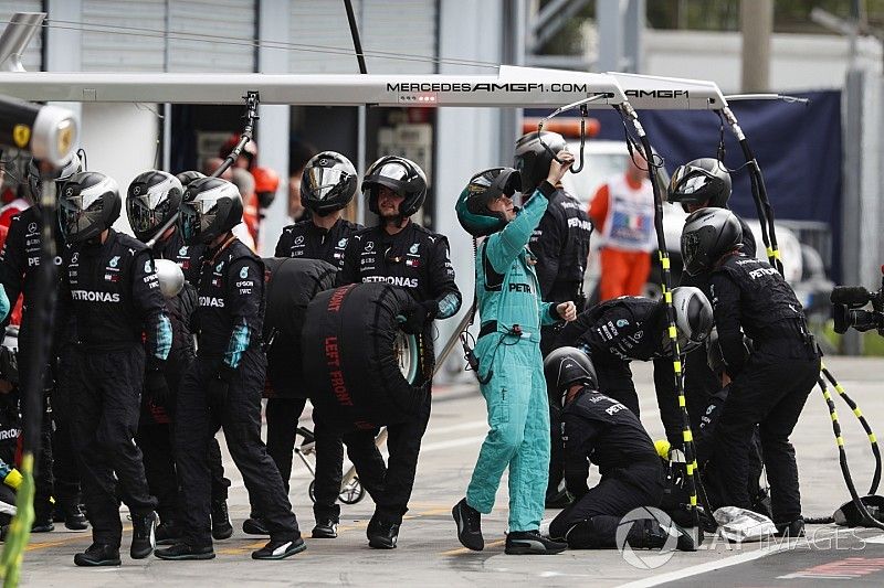 Mercedes AMG F1 team prepare for pit stop