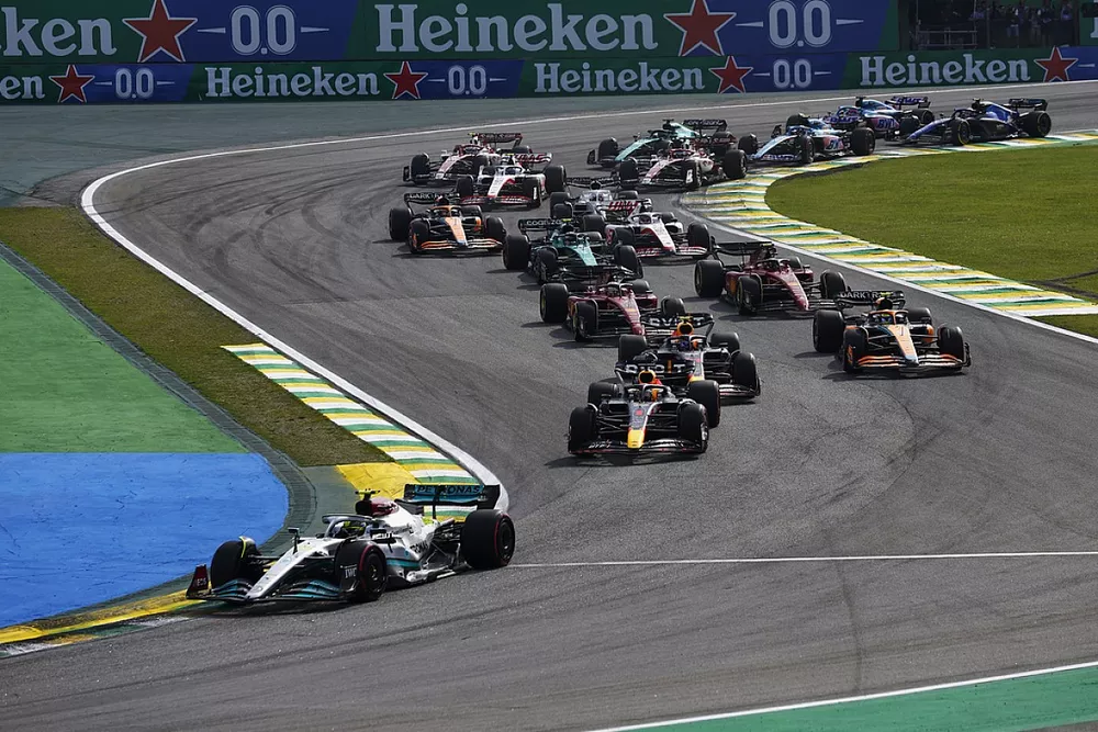 Lewis Hamilton, Mercedes W13, Max Verstappen, Red Bull Racing RB18, Sergio Perez, Red Bull Racing RB18, Lando Norris, McLaren MCL36, Charles Leclerc, Ferrari F1-75, Carlos Sainz, Ferrari F1-75, the remainder of the field at the start