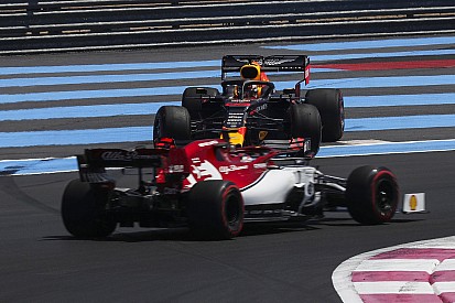 Videón, ahogy Räikkönen majdnem letarolja Ricciardót az időmérőn