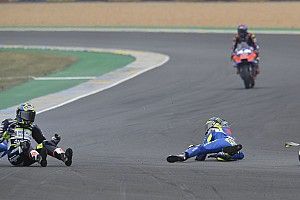 Galería: así fue la inexplicable caída de Mir y Abraham en la vuelta de calentamiento