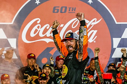 Truex bate, se recupera e vence 600 Milhas de Charlotte