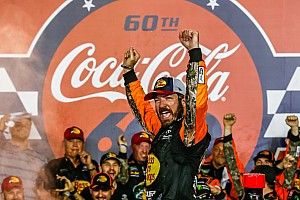 Truex bate, se recupera e vence 600 Milhas de Charlotte